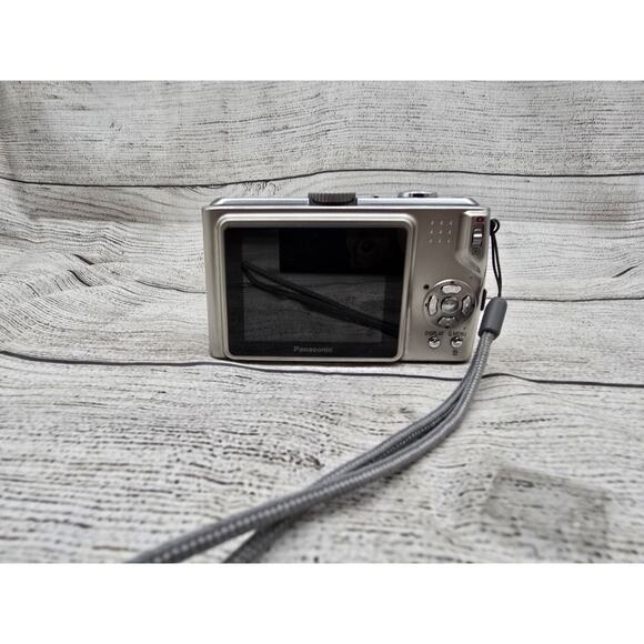 Panasonic LUMIX DMC-TZ4 8.1MP Digital Camera Silver With Battery And Charger - Picture 6 of 11